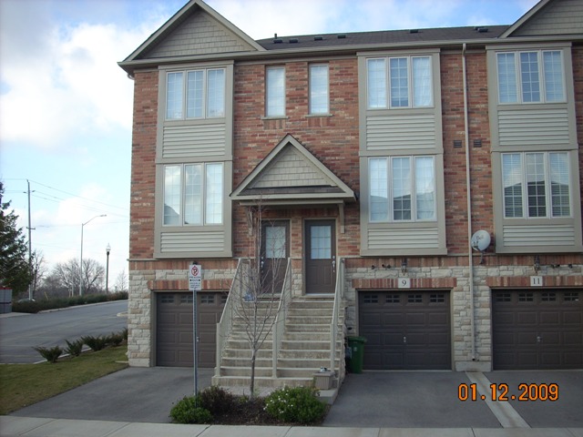  ONLY 1095/mo. AFTER RENT CREDITS!! RENT TO OWN! ONLY 3 YRS NEW!
